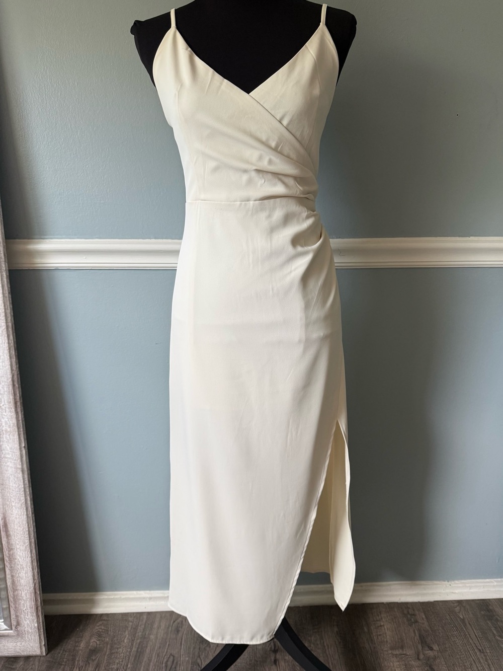 Elegant Off White Slip Midi Dress with Side Slit M